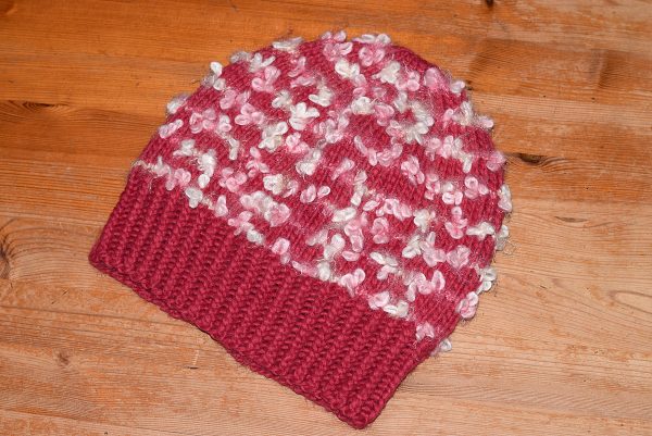 Mössa, hallonröd med rosa/vita ränder, slätstickad - Bild 4