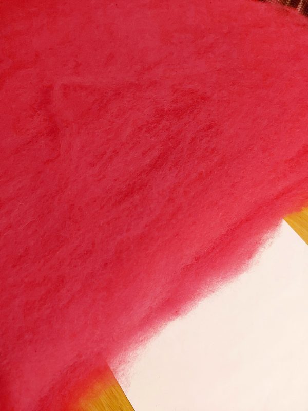 Tvättad, färgad och kardad ull, cerise